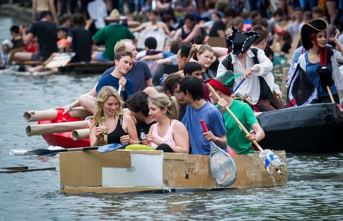 Гонка студентов Кембриджа на лодках из картона (9 фото)