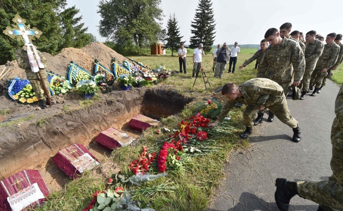  Под Киевом захоронили останки 20 солдат Красной армии (11 фото)