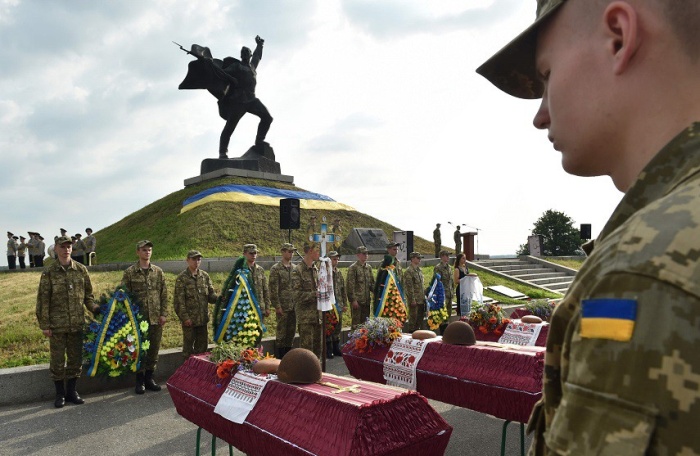  Под Киевом захоронили останки 20 солдат Красной армии (11 фото)