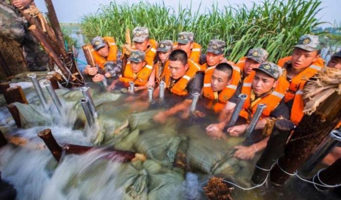 Китайские солдаты сделали плотину из своих тел  (9 фото)