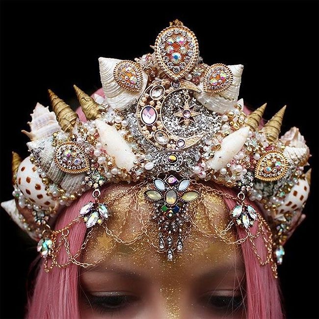 Дизайнер создает невероятные короны из ракушек (14 фото)