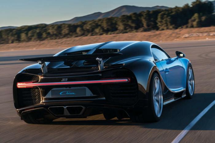 10    Bugatti Chiron 2017 (10 )