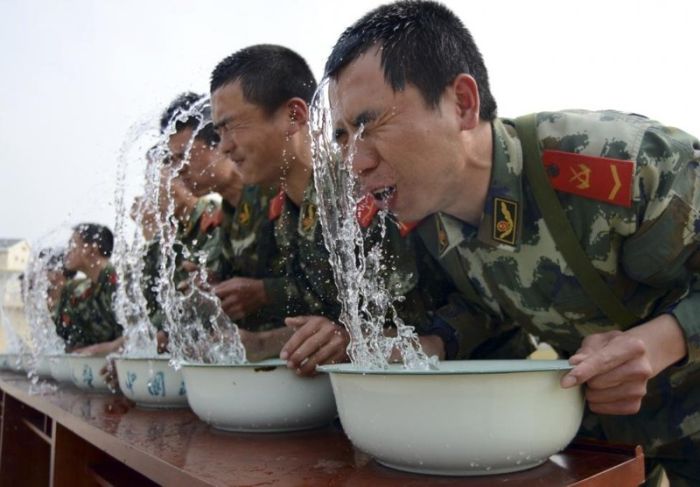 Тренировки в китайской армии (30 фото)