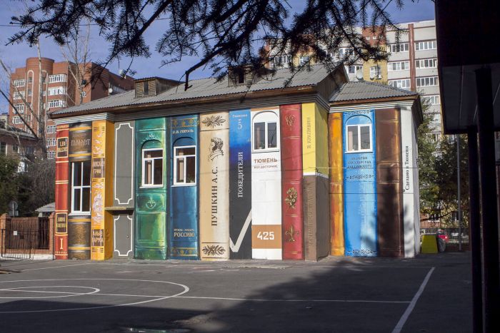 Художники превратили неприметное серое здание в яркую книжную полку (8 фото)