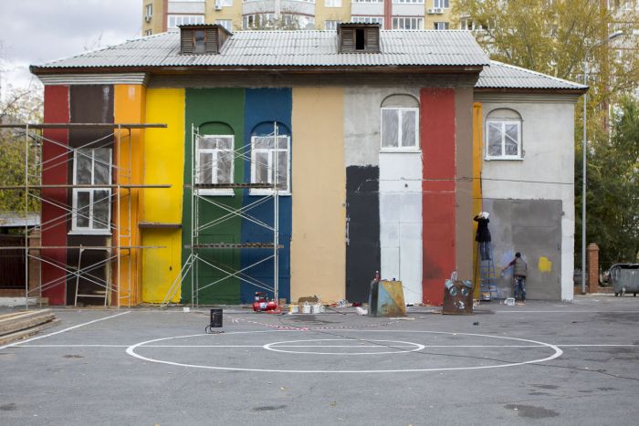 Художники превратили неприметное серое здание в яркую книжную полку (8 фото)