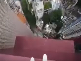 Руфер гуляет по крыше небоскрёба