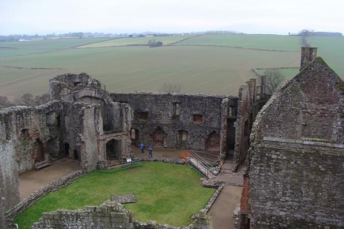  :  (Raglan Castle) (20 )