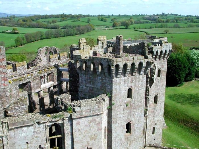  :  (Raglan Castle) (20 )