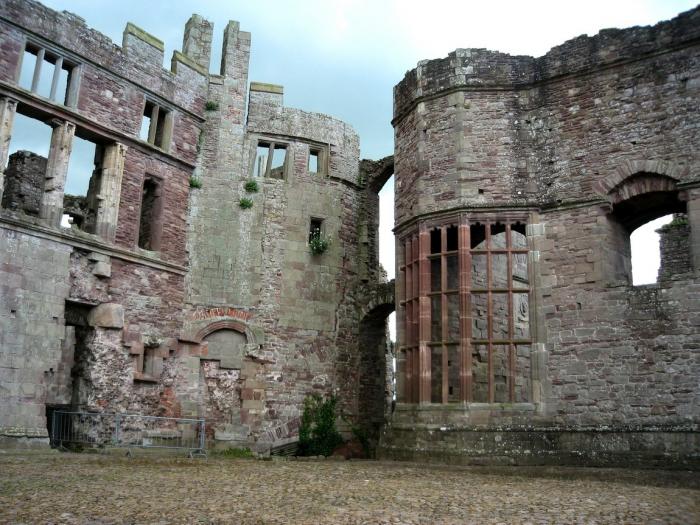  :  (Raglan Castle) (20 )