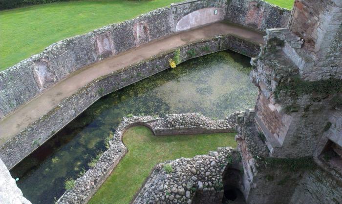  :  (Raglan Castle) (20 )