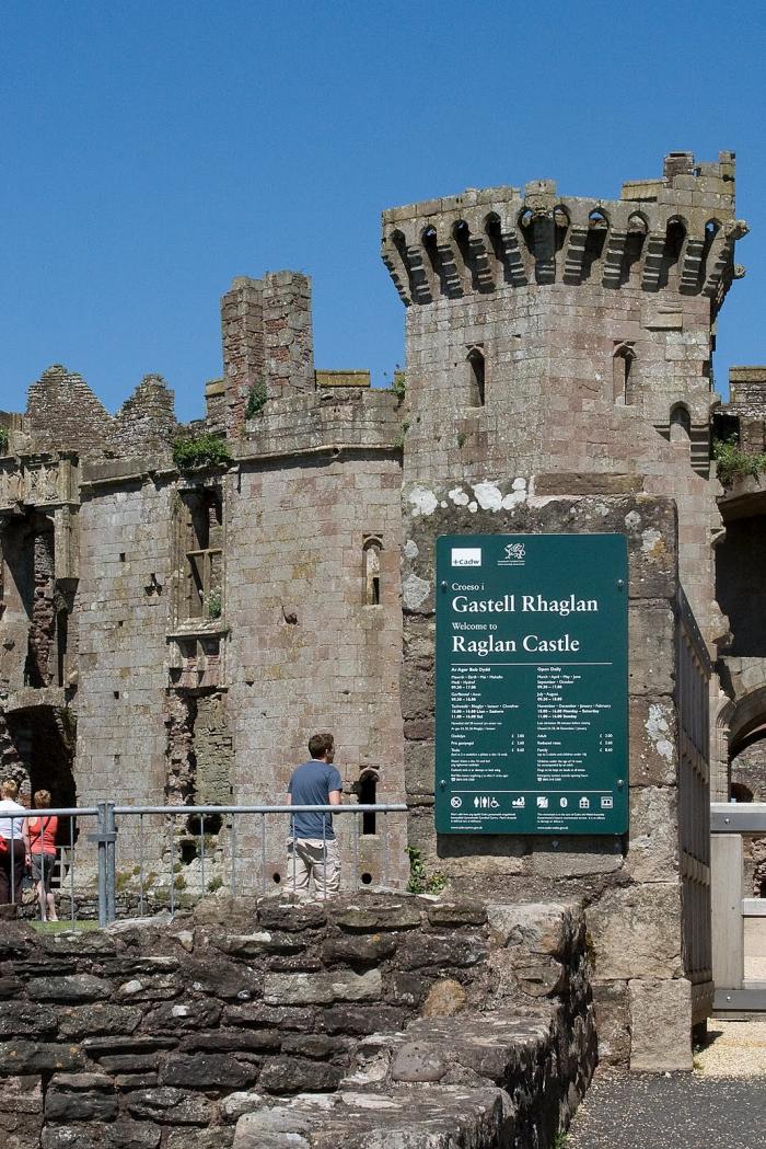  :  (Raglan Castle) (20 )