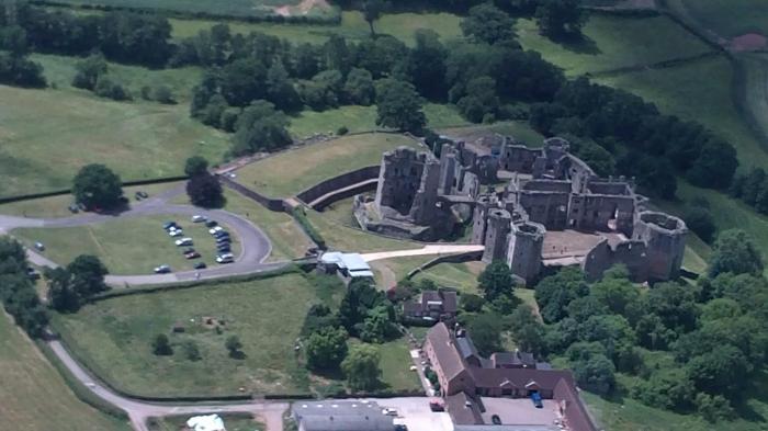  :  (Raglan Castle) (20 )