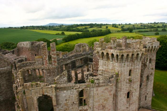  :  (Raglan Castle) (20 )