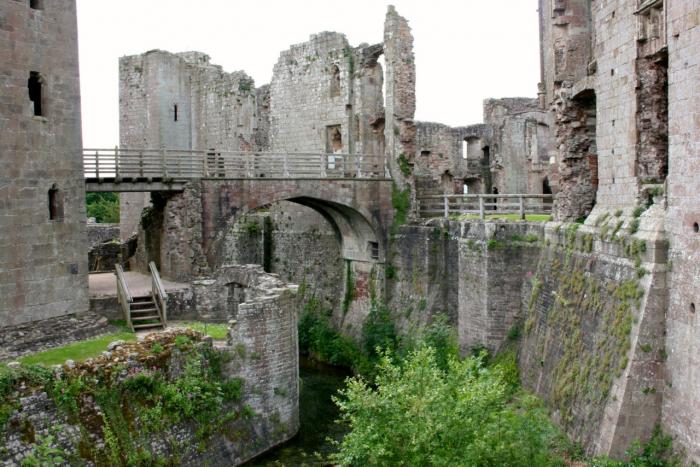  :  (Raglan Castle) (20 )