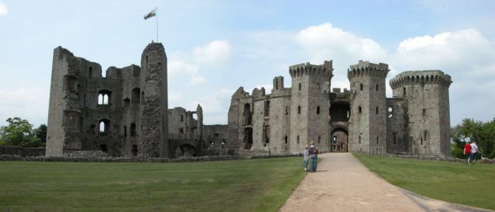  :  (Raglan Castle) (20 )