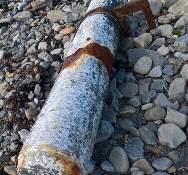 В Ирландии нашли выброшенную на берег трубу с кокаином на 5 млн евро (4 фото)