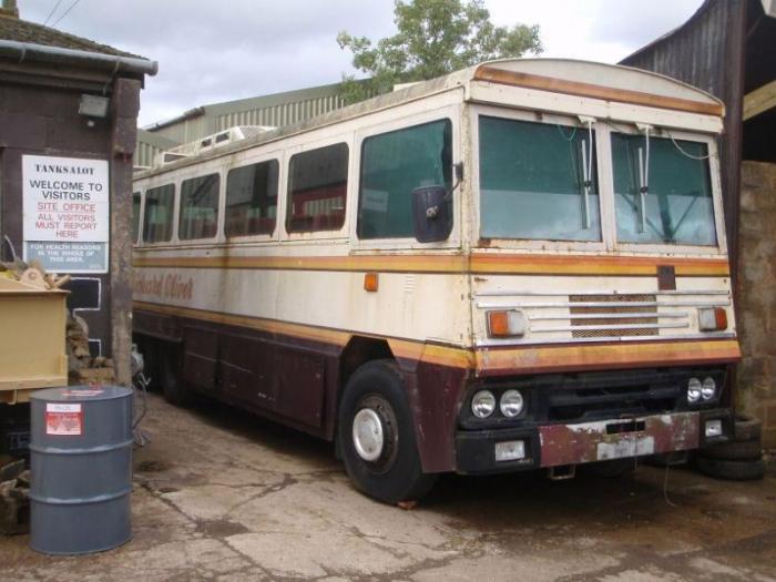 Автобус Маргарет Тэтчер, способный выдержать взрыв бомбы, выставлен на продажу (6 фото)