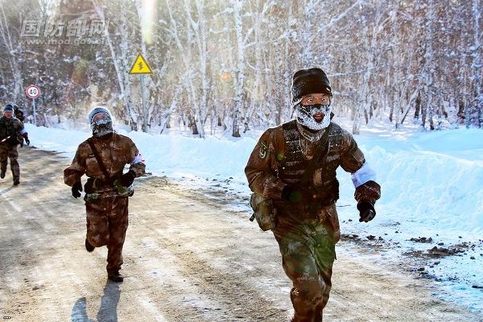 Марш-бросок китайских солдат при температуре -35 градусов (5 фото)