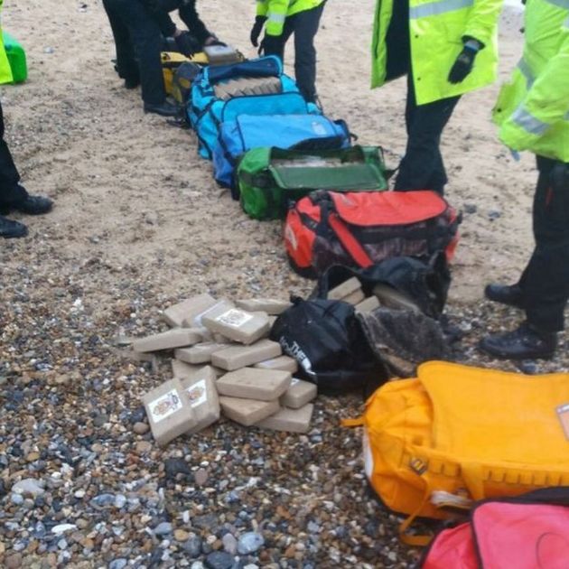 На пляж Великобритании вынесло 360 килограмм кокаина (2 фото)