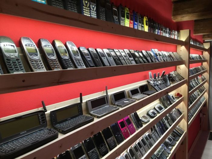 Житель Словакии открыл музей старых мобильных телефонов (14 фото)