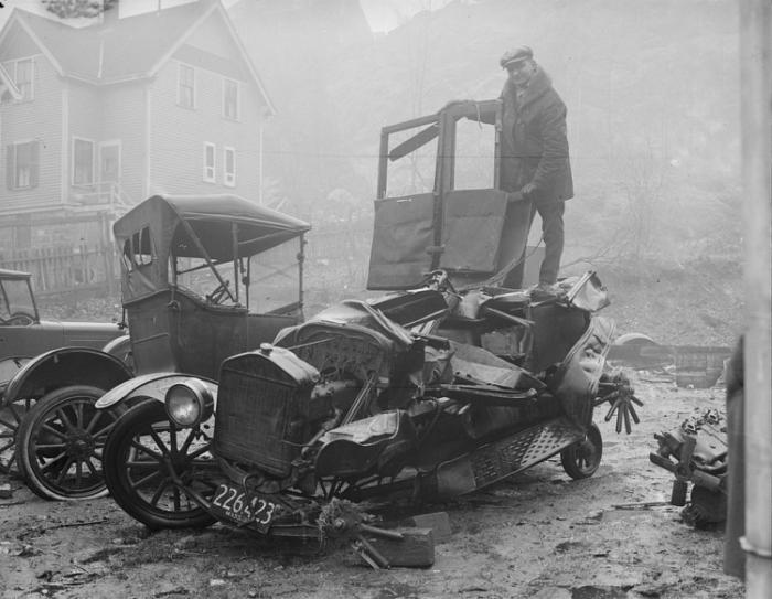 Самые яркие кадры автомобильных аварий прошлого века (20 фото)