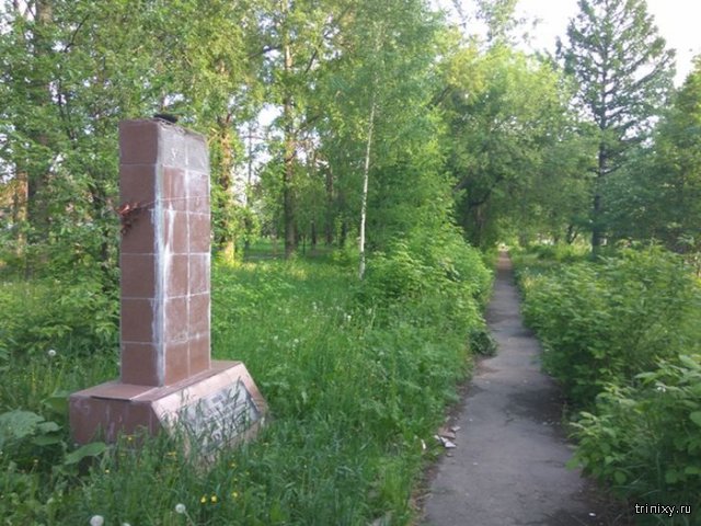 Обещанный памятник Юрию Гагарину (2 фото)