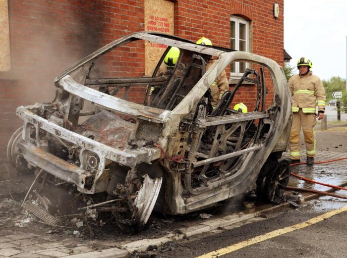 В Великобритании сгорел новый электромобиль (5 фото)